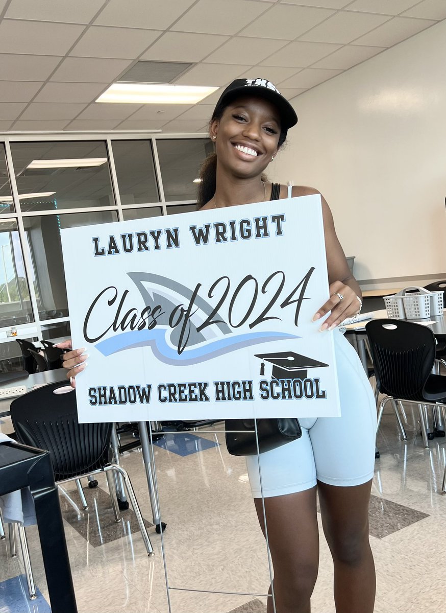 SharkTrackSCHS's tweet photo. And so it begins…senior szn loading @laurynwright06 https://t.co/XsAoWQqQUD