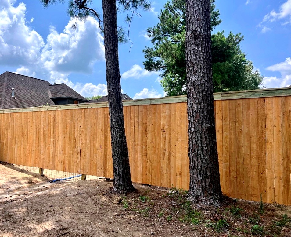 Bringing privacy to new heights with this gorgeous 8ft fence featuring a cap and fascia finish. Give us a call for your FREE estimate! #fenceinstallation #privacysolutions