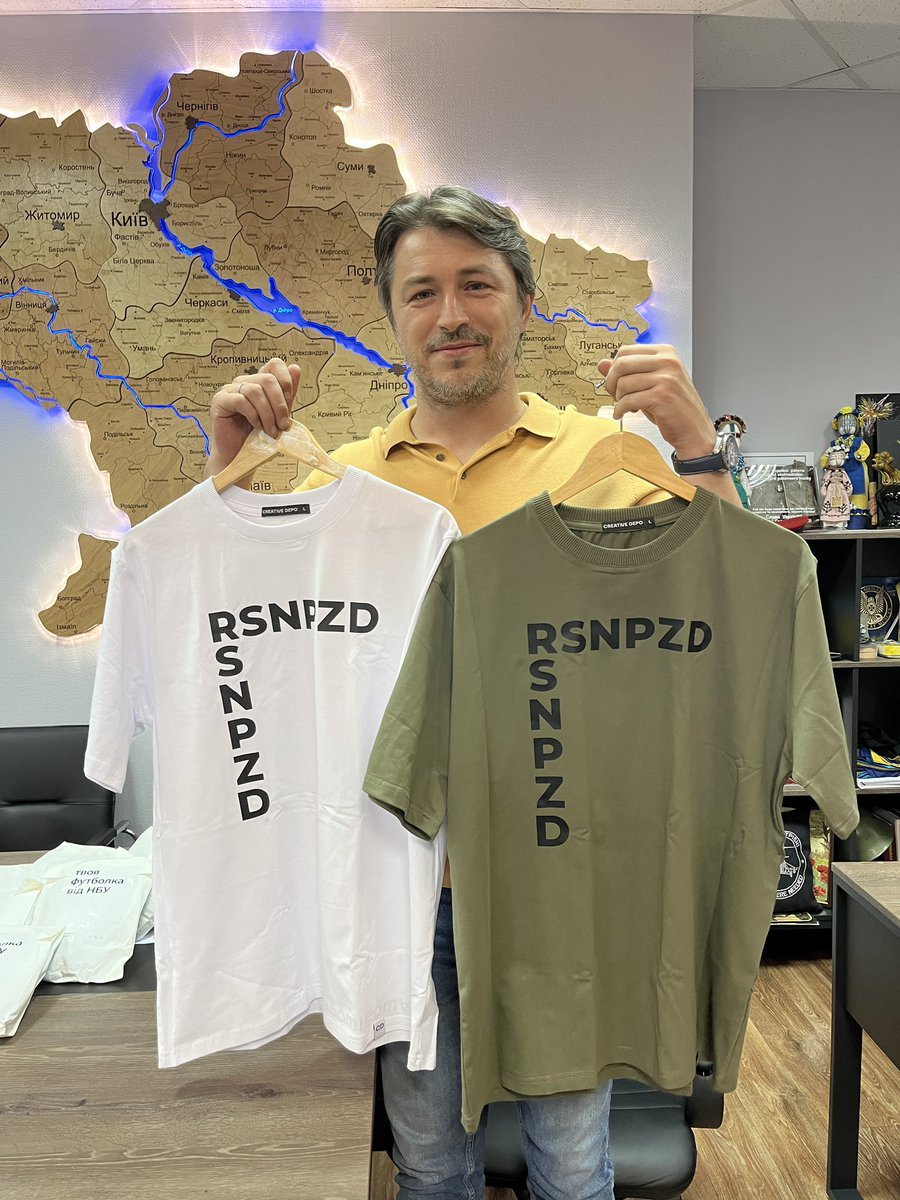 serhiyprytula's tweet photo. У змаганні зеленої та білої футболок перемагає бригада «Буревій»!

Вигравайте розкішний мерч від Нацбанку «RSNPZD» за донат у 100 грн чи кратно 100 грн.

Хто хоче зелений колір, сюди - https://t.co/lgiczIOtKN

Хто за білий, сюди - https://t.co/bIW6YnChxL

5 зелених і 5 білих футболок розіграємо рандомно завтра після 14.00! 

А всі зібрані кошти підуть на допомогу бригаді «Буревій»!