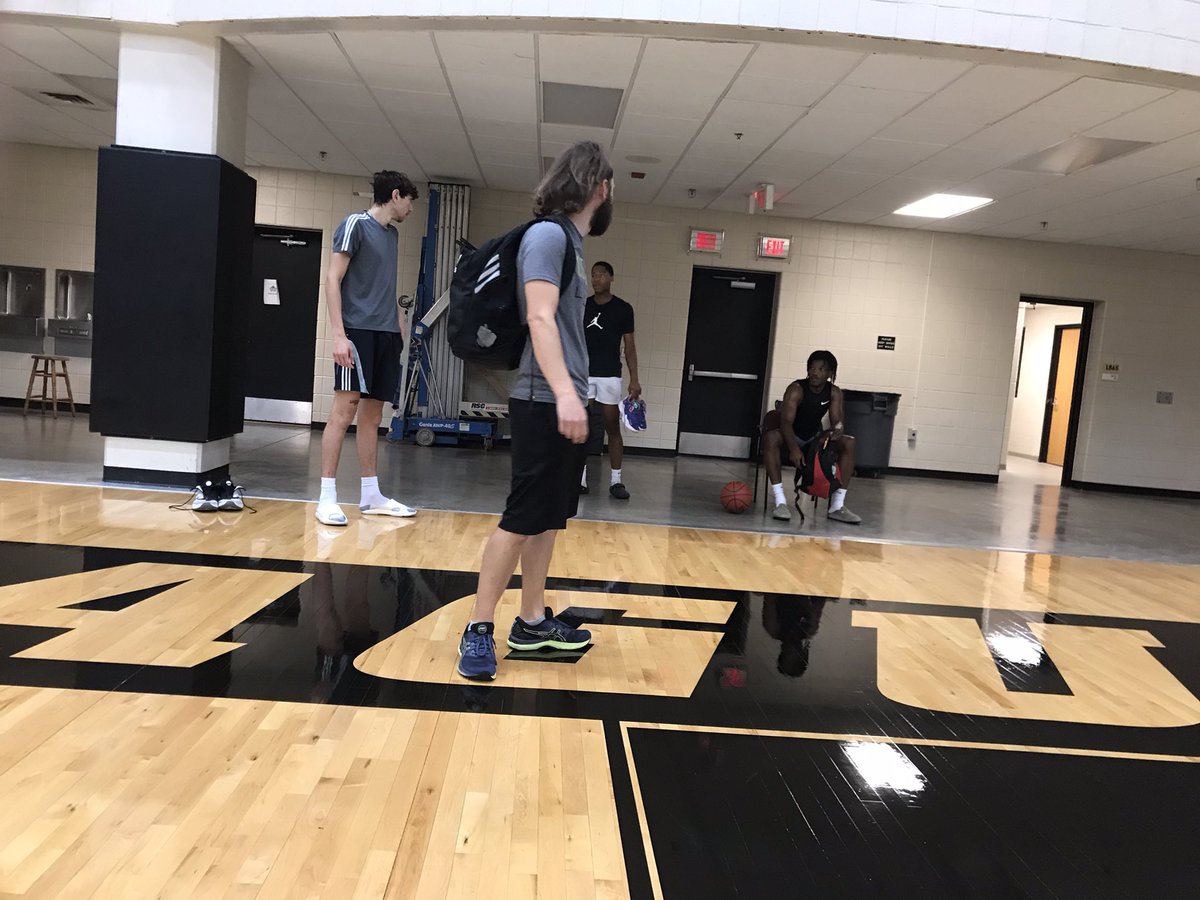 Last time we’ll all be together, for awhile. Proud of each one of these young men &amp; can’t wait to see their impacts at HCC, KWU &amp; Pitt State. Thankful for our time together but know ima miss these guys fr fr 💯✊ all love &amp; best wishes gentlemen‼️🤙  <a href="/_brianperry_/">Brian Perry Jr.</a> #family ❤️🏀