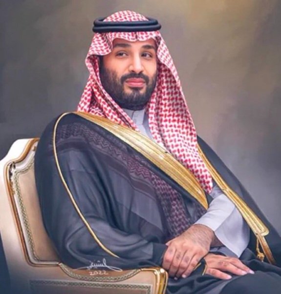 قرارهم في نجد والحسم في نجد
وفي نجد ابو سلمان.رأس الزعامه
يملك قرار الشرق.....بالعزم والجد
صقر العرب...يجلس بقصر اليمامه
من ذا الذي بينازعه......قمة المجد
ياقل هقواته.......وماضعف سهامه
هذا ابو سلمان......... عزمه بلا حد
متسيد العالم...........ويملك زمامه
بيخطم الاخشام.......