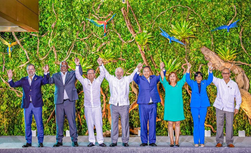 LulaOficial's tweet photo. Muitos falam sobre a Amazônia e, muitas vezes, nunca estiveram nela. Agora é a Amazônia levantando sua voz para que o mundo assuma o compromisso com o desenvolvimento aliado com a preservação do nosso bioma.

📸 @ricardostuckert https://t.co/8eALnY5PQR