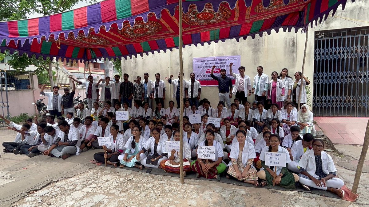 i_sahithig's tweet photo. Day 9, the Telangana AYUSH doctors have been showing empathy towards each other with the same enthusiasm  &amp; are continuing the protest peacefully. 
#TSAYUSHSTIPENDHIKE 
#STIPENDHIKEFORAYUSH 
Hopefully the government responds in our favour.
@BRSHarish @KTRBRS @KTR_News @moayush https://t.co/7UJnNxAsAM