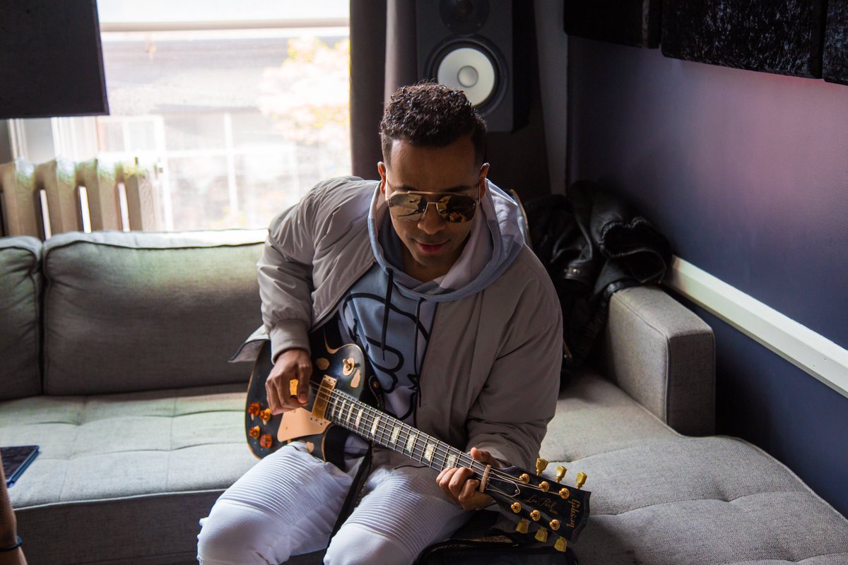 anthonybrownnow's tweet photo. It all started with “Guitar Hero” 🎸
#guitar #musician #vibes #studio #music #gibson #purple #priverevaux #ab #superstar #onlyroll💯 https://t.co/x872EN5JgX