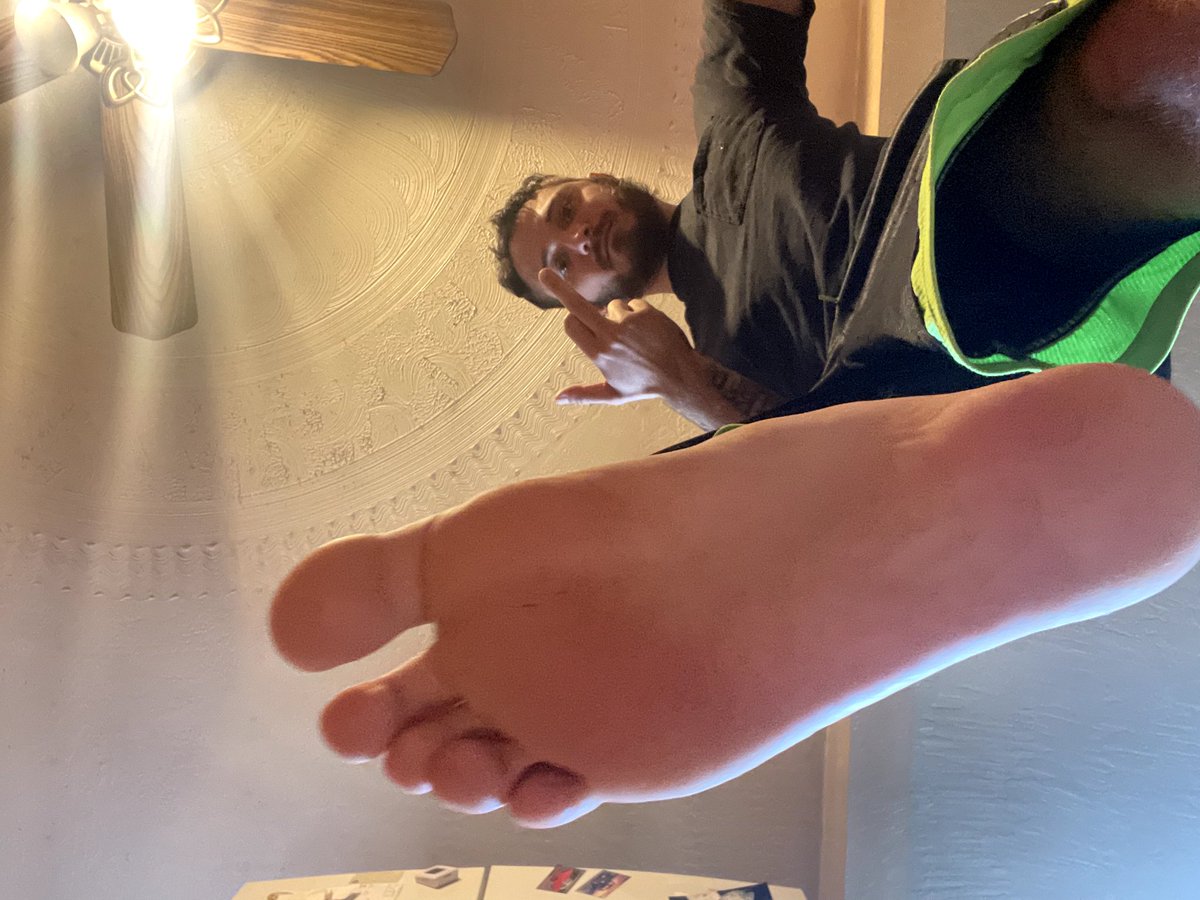 kingblaze0263's tweet photo. Sniff and get crushed by my massive feet. Hit my cashapp and support your King. 😈

#findom #footfetısh #cashmaster #footmaster #alphamale #footdom #cashslave #cashslaves https://t.co/tNGguSbq3y