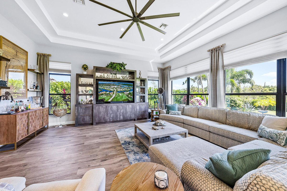 LuxWaterfront's tweet image. 💕Fantastic #CustomBuilt #Home💕
📍19981 SE Water Grass Dr, Jupiter, FL 33458
- $3,500,000
- 4 Beds, 5.5 Baths, 5,234 SqFt
View listing 👉 bit.ly/3pss2dv
📲 Call/Text Brenda Calcavecchia at 561-531-8130 for more info!
#jupiterflorida #realestateforsale #luxuryrealestate