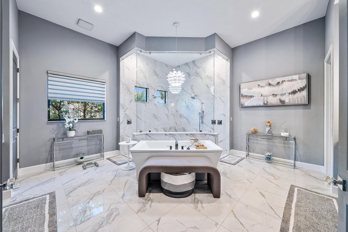 LuxWaterfront's tweet image. 💕Fantastic #CustomBuilt #Home💕
📍19981 SE Water Grass Dr, Jupiter, FL 33458
- $3,500,000
- 4 Beds, 5.5 Baths, 5,234 SqFt
View listing 👉 bit.ly/3pss2dv
📲 Call/Text Brenda Calcavecchia at 561-531-8130 for more info!
#jupiterflorida #realestateforsale #luxuryrealestate