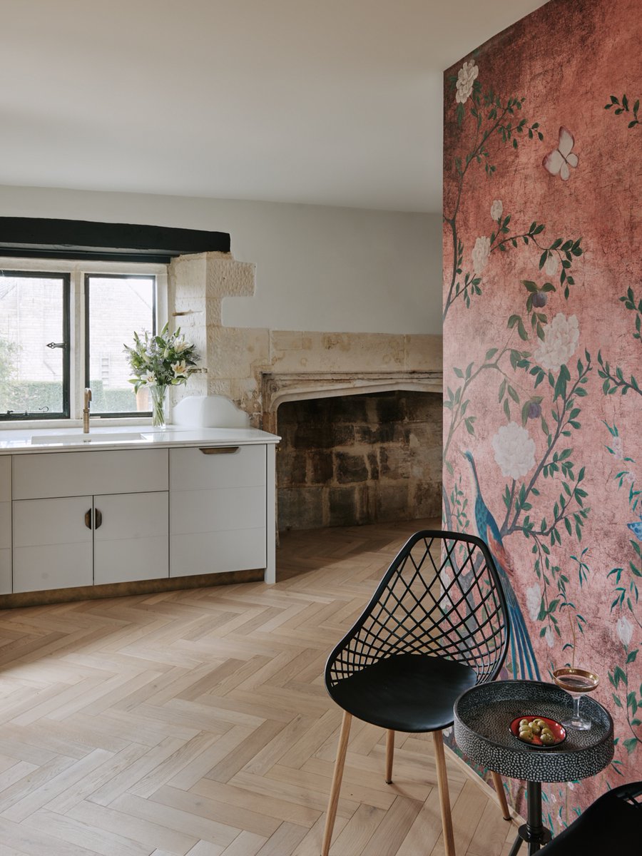 The wonderful thing about copper is its ability to look completely different as the light changes. Revealing new patterns during both the day and the seasons. Seen in this gorgeous 16th Century home in the Cotswolds, blending traditional and contemporary. #kitchensincopper