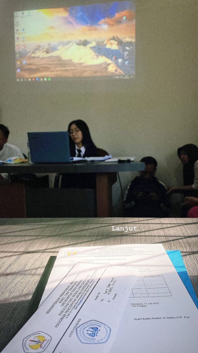 hannyyyss's tweet photo. Izin ke mamah pas awal bulan juli: “Mah kayanya kakak pergi ke Pontianak tanggal belasan deh cuma semingguan juga, buat bimbingan”
Tiba-tiba akhir bulan juli sidang, dan pulang kerumah udah dengan gelar🥺🖤 https://t.co/H3v9OBSTk2