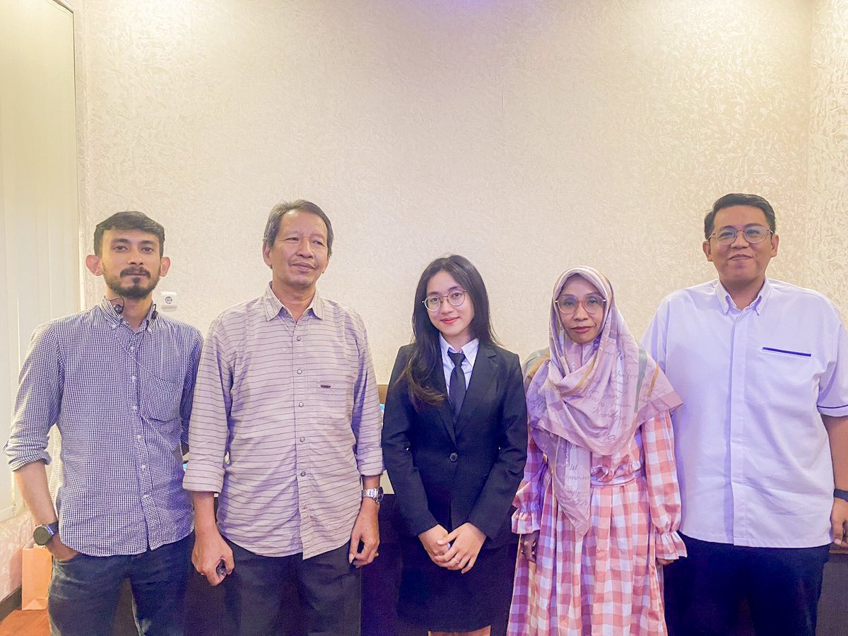 hannyyyss's tweet photo. Izin ke mamah pas awal bulan juli: “Mah kayanya kakak pergi ke Pontianak tanggal belasan deh cuma semingguan juga, buat bimbingan”
Tiba-tiba akhir bulan juli sidang, dan pulang kerumah udah dengan gelar🥺🖤 https://t.co/H3v9OBSTk2