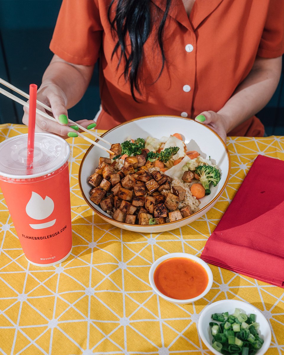 Want to enjoy a flavorful bowl with vegetarian options? Our organic tofu will satisfy your taste buds, combining steamed veggies and any mix of our mouth watering original sauces 🥦🔥

#flamebroiler #vegetarian #tofu #healthybowls
