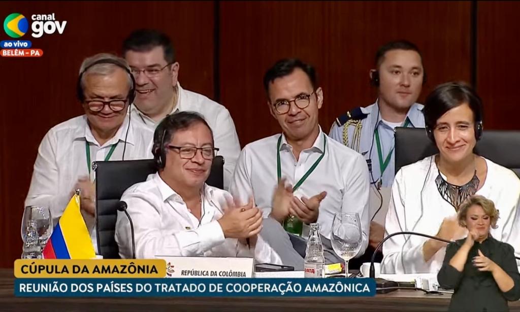 Un tribunal amazónico de justicia para los delitos ambientales contra la selva, un tratado militar amazónico, un centro multilateral de investigación científica de la Selva, una Organización de tratado de cooperación amazónica, OTCA, que se abra a los movimientos sociales