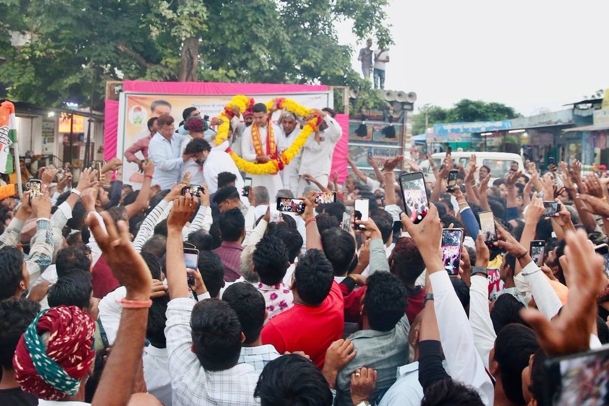 लोगों का यह अपार स्नेह, 
आभारी हूँ आप सभी का।
