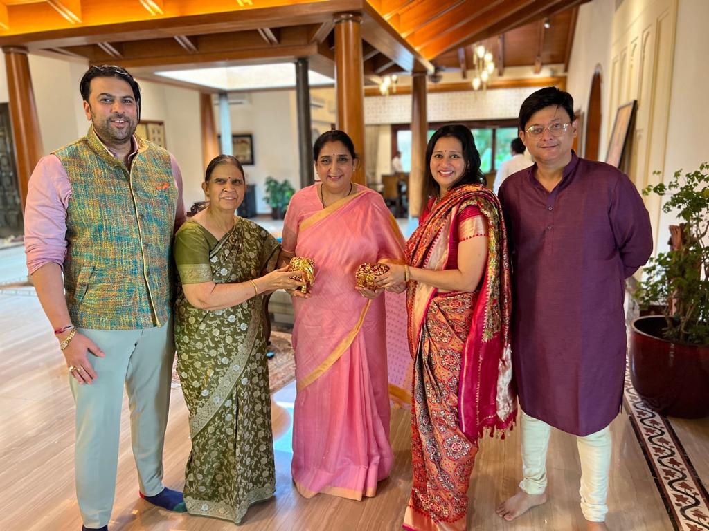 TeamSwwapnil's tweet photo. @PNGJewellers "बारामती" शाखेच्या उदघाटन सोहळा प्रसंगीचे काही क्षण 😍🎉😍
उदघाटन सोहळा निमित्त @swwapniljoshi तसेच #SunetraVahiniPawar सुद्धा उपस्थित होत्या..! 
.
.
#PNGJewellers #Bramati #branchopening #pune #swapniljoshi #swwapniljoshi https://t.co/5ZooLqsjgT