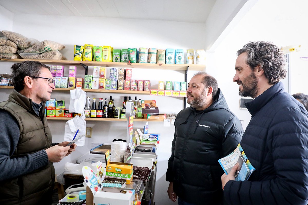 SantiagoCafiero's tweet photo. En San Miguel conversamos con comerciantes, escuchamos sus preocupaciones y les acercamos las propuestas de @unionxlapatria.

Con @juanjo_castro Intendente, @Kicillofok Gobernador y @SergioMassa Presidente vamos a defender a los vecinos y las vecinas. https://t.co/pmgFQqSj0O