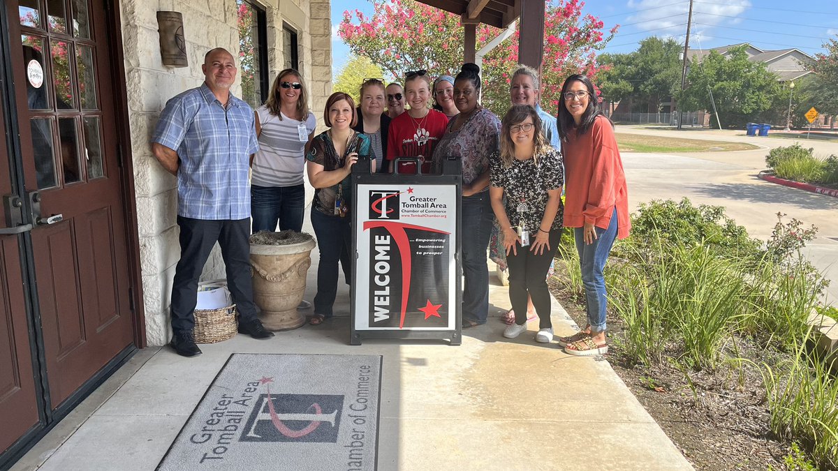 ShannonHeniff's tweet photo. Hanging with the very best! Love our Chamber of Commerce! @tisddpes @tisdpes #DPEScougarprowl #hometownteam https://t.co/GNZM1yxNI4
