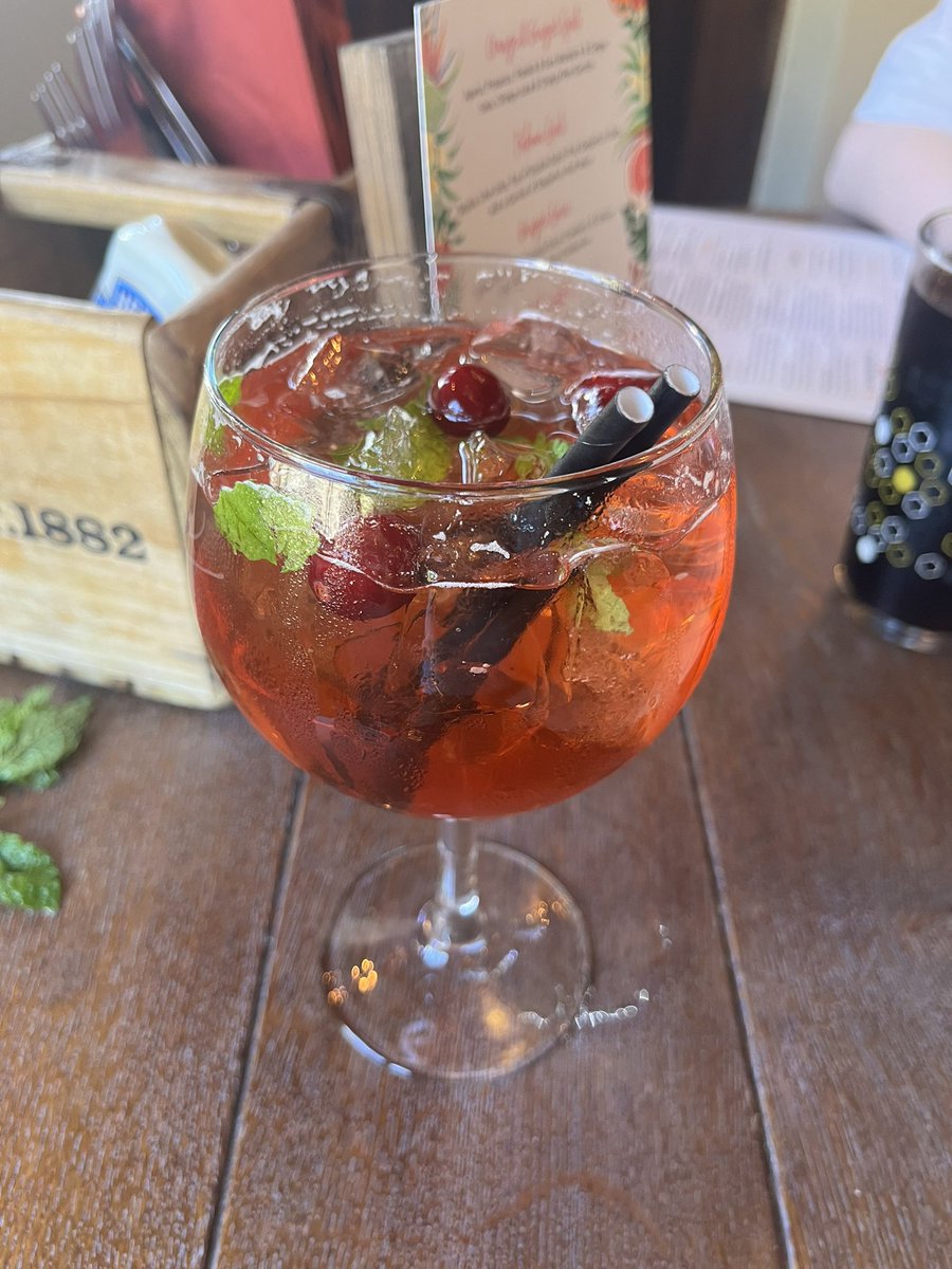 surtdiggler's tweet photo. Out for a cheeky cocktail. #properbloke https://t.co/GpgfsjXo0w