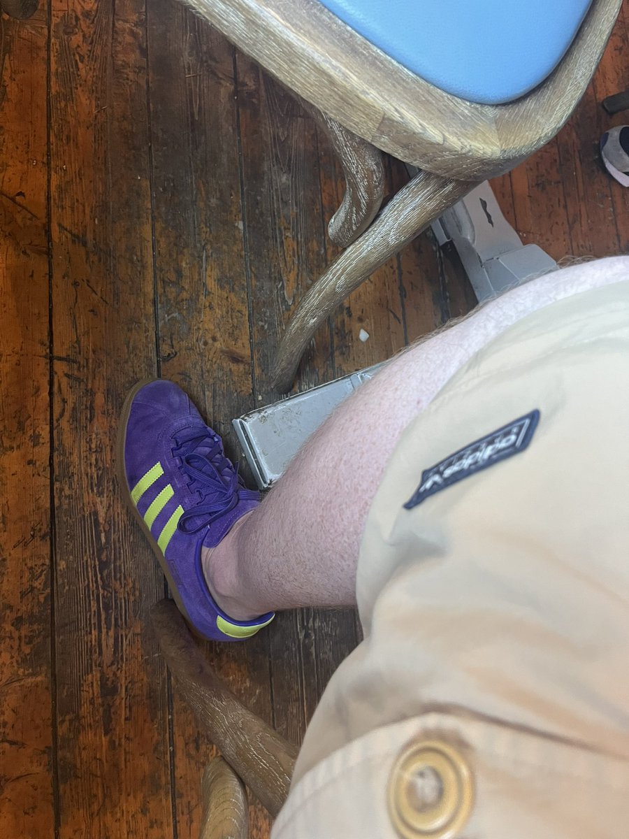 surtdiggler's tweet photo. Out for a cheeky cocktail. #properbloke https://t.co/GpgfsjXo0w