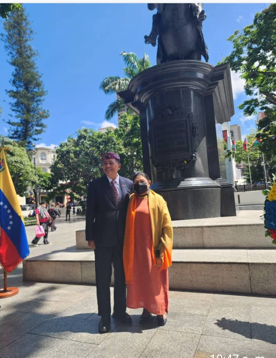 El Día de hoy se realizó una ofrenda Floral en la Plaza Bolivar en Conmemoración de los 56 aniversarios de LA ASEAN  con la participación de la Presidenta del Grupo de Amistad Venezuela-Indonesia Dip. Nicia Maldonado@NicolasMaduro <a href="/dcabellor/">Diosdado Cabello R</a> <a href="/pinfantea/">Pedro Infante A.</a> <a href="/jorgerpsuv/">Jorge Rodríguez</a> <a href="/rosalbitagil/">Rosalba Gil</a>