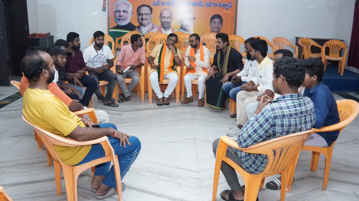 bhaskarreddynzb's tweet photo. ఇందూర్ అర్బన్ బీజేపీ ఐటీ &amp;సోషల్ మీడియా కోర్ కమిటీ సమావేశం లో ముఖ్య అతిధి గా పాల్గొని బీజేపీ బలోపేతనికి దిశా నిర్దేషాలు సూచించిన దన్ పాల్ సూరన్న గారు.
@Arvindharmapuri @DhanpalSuryana2 @BJPITCellTS @SaiMittapelly @BJP4Telangana https://t.co/DokK4zyteg