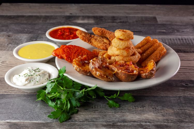 ChelosBarGrille's tweet photo. It's okay if you can't choose one thing because we make it easy by giving you ALL the things! Appetizer Sampler is a MUST.

- Menu Item: Appetizer Sampler
#chelos #hometown https://t.co/Xo0MyO4e5Z