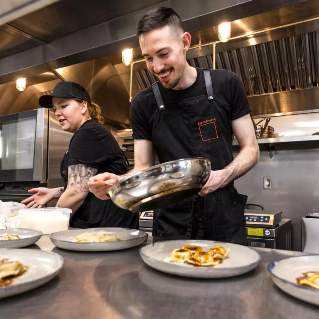 Take your taste buds on a mouthwatering culinary journey with these gourmet experiences not to be missed in Québec City. 👌🥂🌽 #quebeccite
 
👉 bit.ly/FoodieExperien…