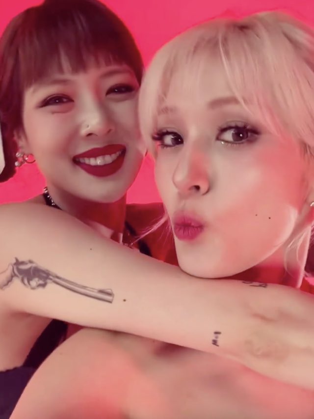 globalmyeon's tweet photo. #Hyuna and #Somi go viral after they posted a video of them sharing a kiss. https://t.co/nFhvLaBoGM