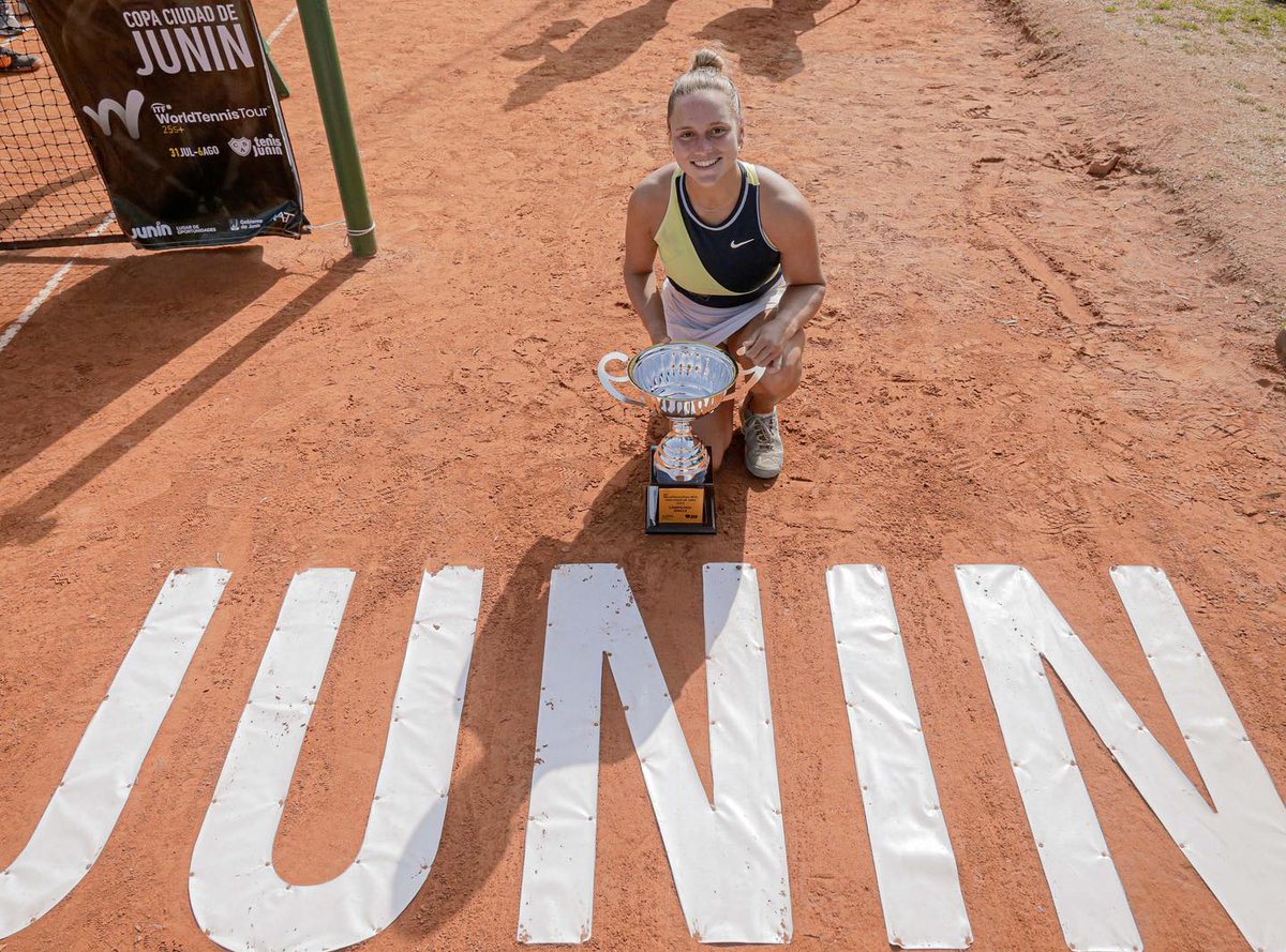 Not_Esportivas's tweet photo. ITF TENNIS!
Parabéns as tenistas campeães do @worldtennis de W25 de Junin na Argentina
Simples: @martinatenis_ (🇦🇷)/🏆(7)
Duplas: Romina Ccuno (🇵🇪)/ Victoria Rodriguez (🇲🇽)
#ITFtennis #tennis #TenisCAS #Junin #AAT #MartinaCapurroTaborda #RominaCcuno #VictoriaRodriguez https://t.co/grk0g3933m