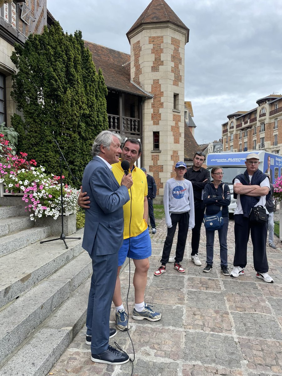 La politique, c’est aussi (et surtout) de belles amitiés et d’incroyables moments de complicité. Cette photo l’illustre parfaitement : respect, bienveillance, écoute. Merci <a href="/PAugier/">Philippe Augier</a> pour ce superbe café citoyen à Deauville autour de <a href="/christoblanchet/">Christophe Blanchet</a> ! #Lacircoàvélo