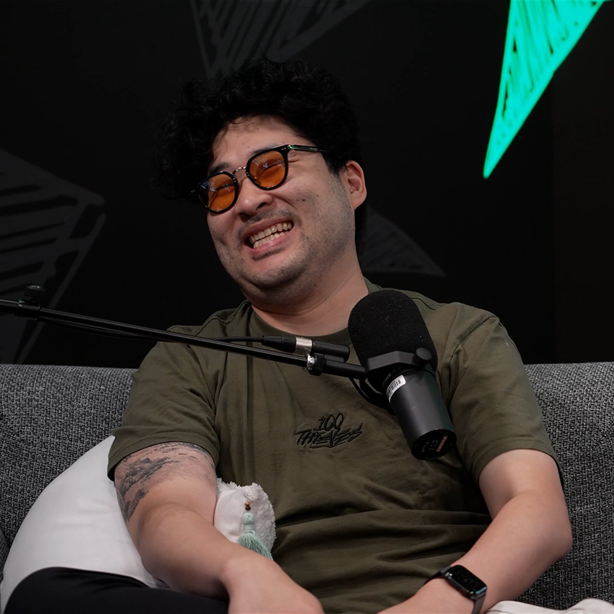 100T_Cast's tweet photo. VINNIE HACKER IS HERE! 🔥✨

New episode of 'Boomer vs. Zoomer' is out, featuring @vinniehacker! Watch as him and @peterparkTV talk about CS:GO Cases, Japan, and much more!

Watch here: https://t.co/1rJ0R6G7N8 https://t.co/d7SezUz2PK