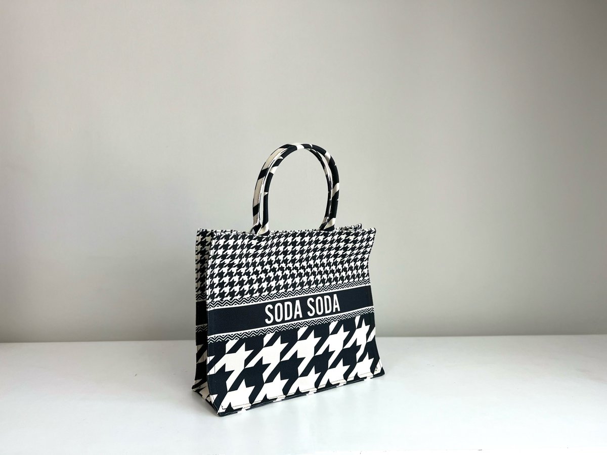 Punponny's tweet photo. กระเป๋า Mini Book tote bag HOUNDSTOOTH คอลนี้สวยมาก🤍 ที่เริ่ดสุดคือใส่ชื่อตัวเองบนกระเป๋าได้! รุ่นนี้ใช้ผ้า Canvas ชนิดพิเศษทำ ทรงสวยเลย ไปช้อปในอี-มาร์เก็ตเพลซโฉมใหม่จากชุมชนทั่วไทยกันค่า🛍️ #depaConnexion #Connexion #TVDirect #ThailandPostMart #ของดีทั่วไทยส่งให้ถึงมือ #TVD #ไปรษณีย์ไทย #SMEBank