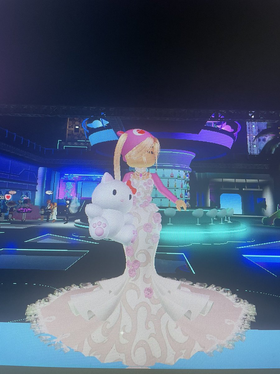 rustycujolover's tweet photo. TYSM @lovsercat THEY DIDNT SCAM ME I BOUGHT THE GoT skirt and corset for 1.7k RBX!! https://t.co/dIn64juiWs