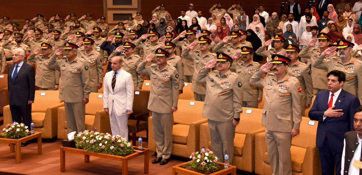 ShehryarReal's tweet photo. سب باتیں ایک طرف پر یہ بُونا پالشی ایلوس پریسلے کیوں بنا ہوا ہے؟

ویسے ندیم سر کا سوٹ ریڈ ٹائی کے ساتھ ڈیشنگ ہے!

#عمران_خان_پر_ظلم_نامنظور https://t.co/TaYvvQmqqN