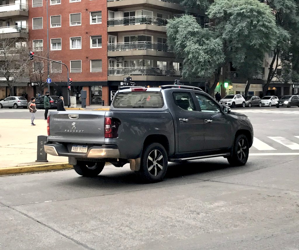 MotorData_Arg's tweet image. Entre autos deportivos, nos topamos con una Peugeot Landtrek en Puerto Madero.
Se trata de la Pick-Up mediana de la marca del león, basada en la Changan Hunter, una Pick-Up china.
Se fabrica en Uruguay, y todavía no se vende en Argentina.
Tiene un motor 2.2 Turbodiésel de 180 CV.