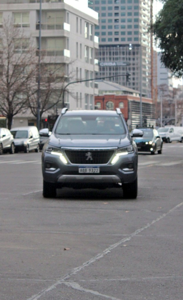 MotorData_Arg's tweet image. Entre autos deportivos, nos topamos con una Peugeot Landtrek en Puerto Madero.
Se trata de la Pick-Up mediana de la marca del león, basada en la Changan Hunter, una Pick-Up china.
Se fabrica en Uruguay, y todavía no se vende en Argentina.
Tiene un motor 2.2 Turbodiésel de 180 CV.