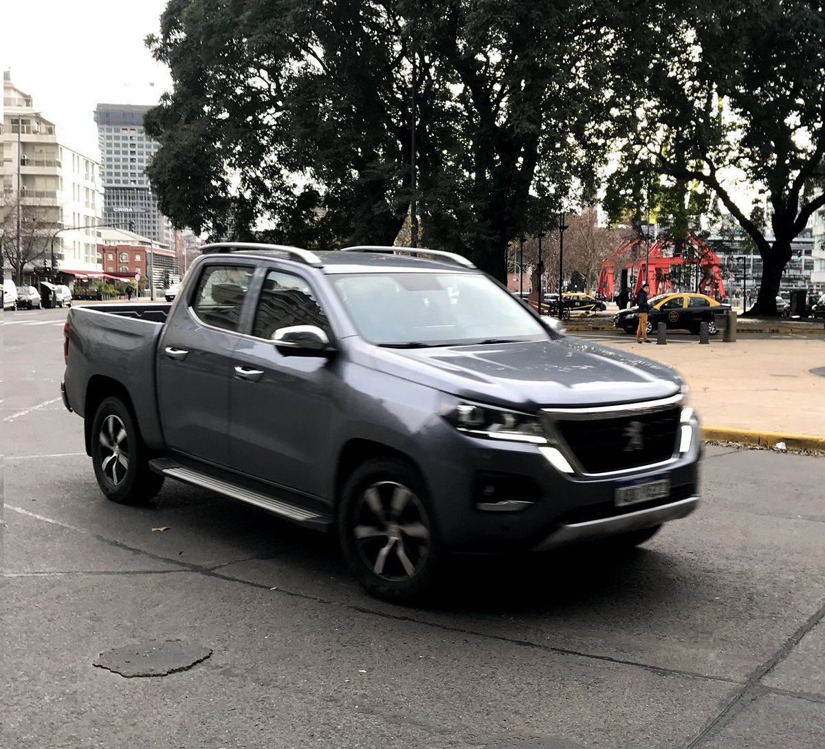 MotorData_Arg's tweet image. Entre autos deportivos, nos topamos con una Peugeot Landtrek en Puerto Madero.
Se trata de la Pick-Up mediana de la marca del león, basada en la Changan Hunter, una Pick-Up china.
Se fabrica en Uruguay, y todavía no se vende en Argentina.
Tiene un motor 2.2 Turbodiésel de 180 CV.