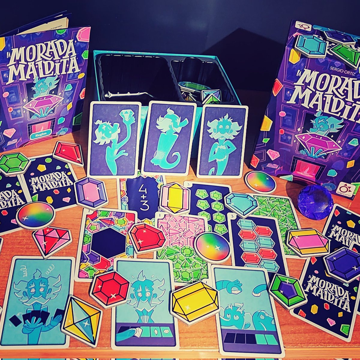 InfiniteSkillES's tweet photo. Ya conoces #moradamaldita?
Un juego de desafíos de agilidad y velocidad visual!!🧐

Demuestra ser el jugador con más habilidad para agarrar gemas... Pero eso implica llevarte una maldición 😈

Jugar nunca fue tan arriesgado!! 🤪

#InfiniteSkillES #mercurio #juegosdemesaenfamilia https://t.co/8tTgA2PlDl