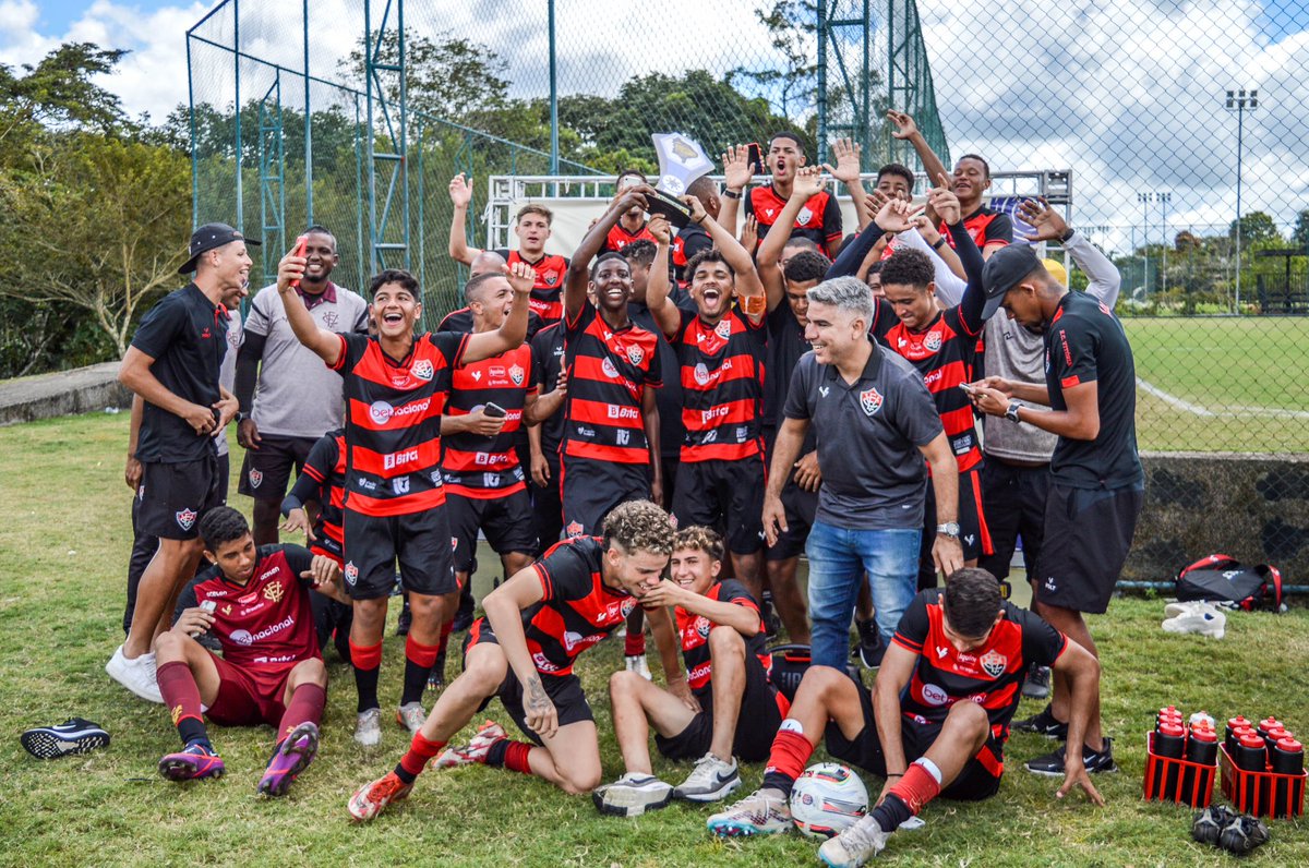 vitorianabase's tweet photo. Com uma campanha invicta, nossa #FábricaDeTalentos se consagrou campeã neste último domingo (6) na categoria sub-17 da Copa Nordestinho. A competição aconteceu no CT do Retrô, em Pernambuco, e contou com outras 5 equipes nordestinas. PARABÉNS, CRIAS! 🏆🔴⚫️

📸: @sr_brunosilva https://t.co/DaL1lXwGYp