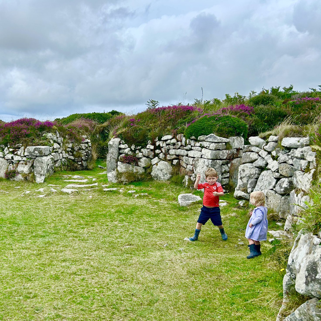 EnglishHeritage's tweet photo. Despite last week's rain, there was still plenty of fun to be had at our historic sites! Here's a few of your top snaps. 😍

Have you explored any sites recently? Don't forget to tag us in your photos. 🎉

📸 @AnthonyPhotoGB, Pam Pell Jones, @RozierHistorian, bearingwithhistory https://t.co/mBjS4DJbSX