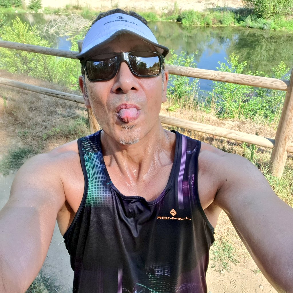 danisoriano70's tweet photo. Seguimos sudando, como engañan los ángulos 😅
1️⃣0️⃣4️⃣3️⃣‼️‼️
#runeveryday
#correcat
#day1043
#metodosori
#RonhillSpain
#drinkingrunners #kmsxalimentos #nofunnorun
#mrfree
#amibola
#retodravet
#pieldemariposa https://t.co/teudwy6tNz