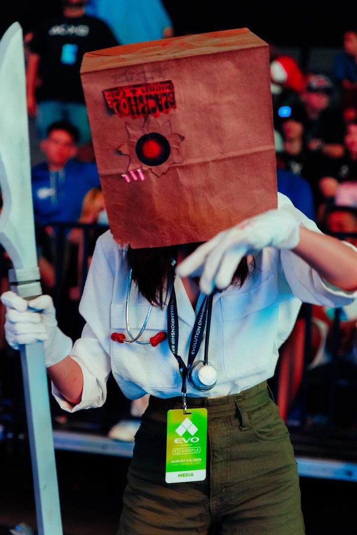 binyakou's tweet photo. The doctor is in... Got an amazing photo at EVO from @itzbenross Faust is my favorite guilty gear character ❤️ https://t.co/CPzdcS2Pgz