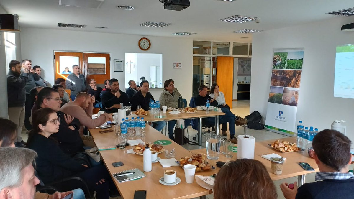 ProfertilAgro's tweet photo. Un nuevo Profertil Go, pero esta vez en Puerto General San Martin 🙌

Viterra nos visitó en nuestra terminal logística de PGSM y aprovechamos el encuentro para conversar sobre prácticas de sostenibilidad y los beneficios de eNeTOTAL PLUS🌱. #capacitación #sostenibilidad https://t.co/32XXKcKYrv