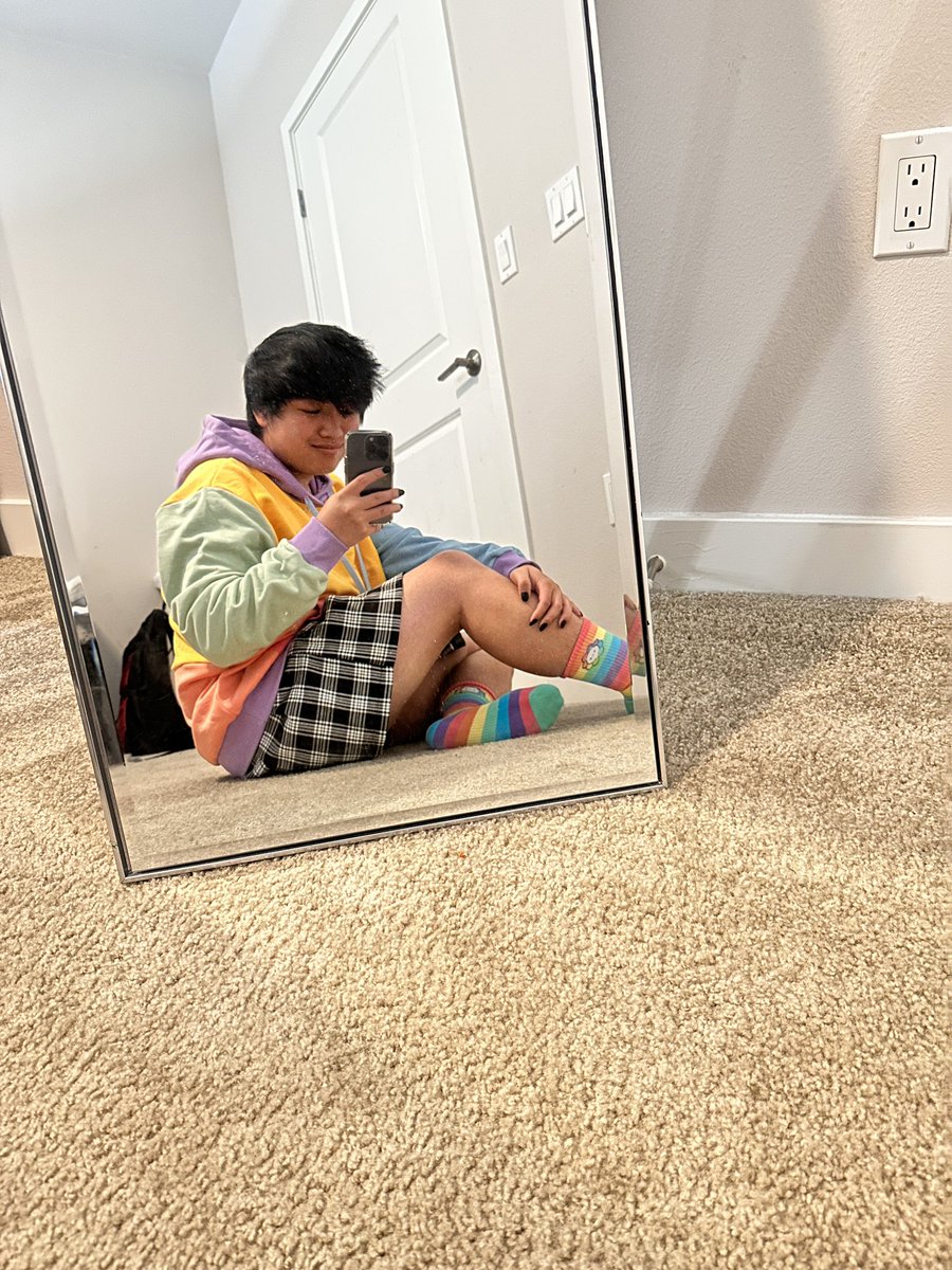TapLHarV's tweet photo. wore a skirt today :) https://t.co/QTmy1ExjB5