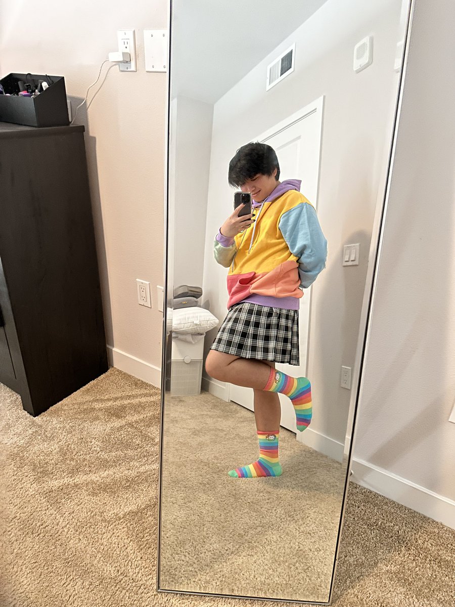 TapLHarV's tweet photo. wore a skirt today :) https://t.co/QTmy1ExjB5