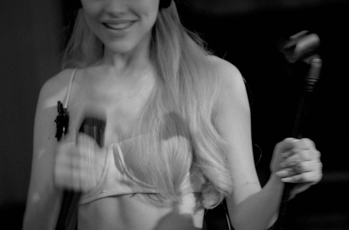 arianagrandebr's tweet photo. 🚨 ISSO NÃO É UM TESTE: ARIANA GRANDE COM UM MICROFONE NA MÃO! https://t.co/gXd5Q7z3yE