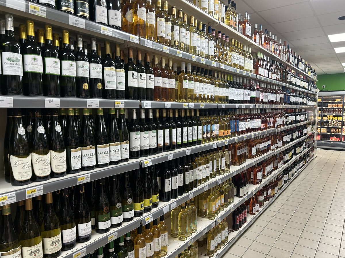 brucewilson283's tweet image. Gotta love small regional French supermarkets 😜 #SpoiltForChoice