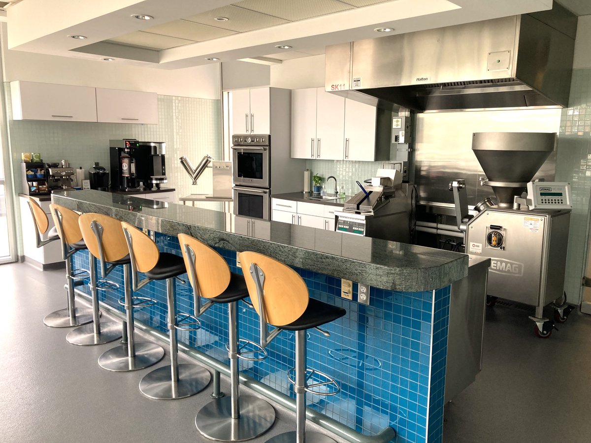smartestkitchen's tweet image. DYK CSK's #DemoKitchen can be used for showcases? Our team can utilize this space for clients &amp;amp; guests, preparing #Food &amp;amp; #Beverage for #Sensory, #NewProduct launches, #PhotoShoots &amp;amp; more! 💡 Contact for details: csk@hollandcollege.com #WeKnowFood #TipTuesday