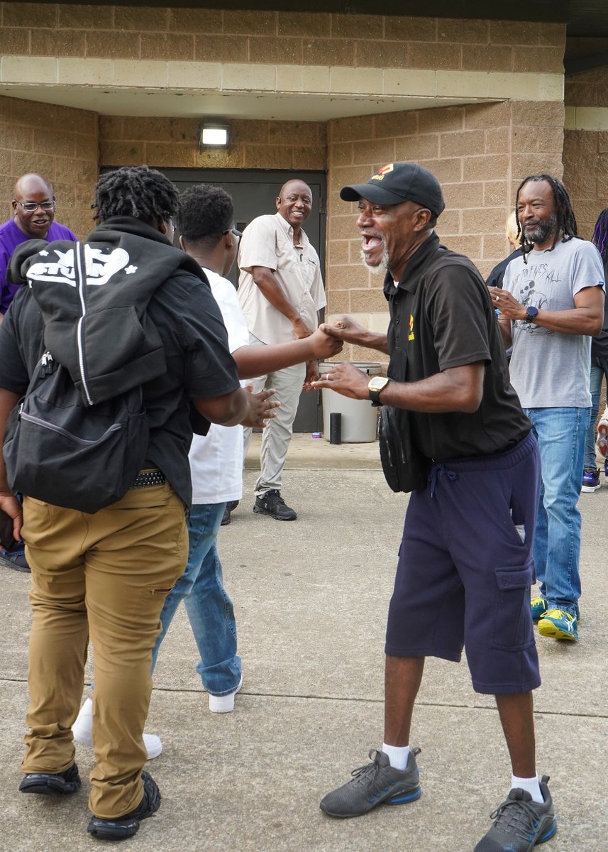 JEFCOED's tweet photo. The 'Men of Minor' showed up in force this morning to welcome Minor High School scholars on the 1st day of school! Their warm smiles and encouragement set a positive tone for the year ahead. #MinorPride💜 #JEFCOEDStrongerTogether #BackToSchool @MinorHighTigers https://t.co/8LeIL3PfP3