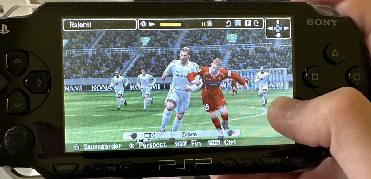 doniphane_nbs's tweet photo. Retour à l’ancienne ! Une mini pépite ce #ProEvolutionSoccer5 sur PSP 😍 cc @KONAMIFR @play_eFootball @PESEP14 @AnthoPag @MarlonAnthonyYT @Durandil67 @AzeRoX_Gaming @FanRegattin_OF https://t.co/E3YtSKRTYh