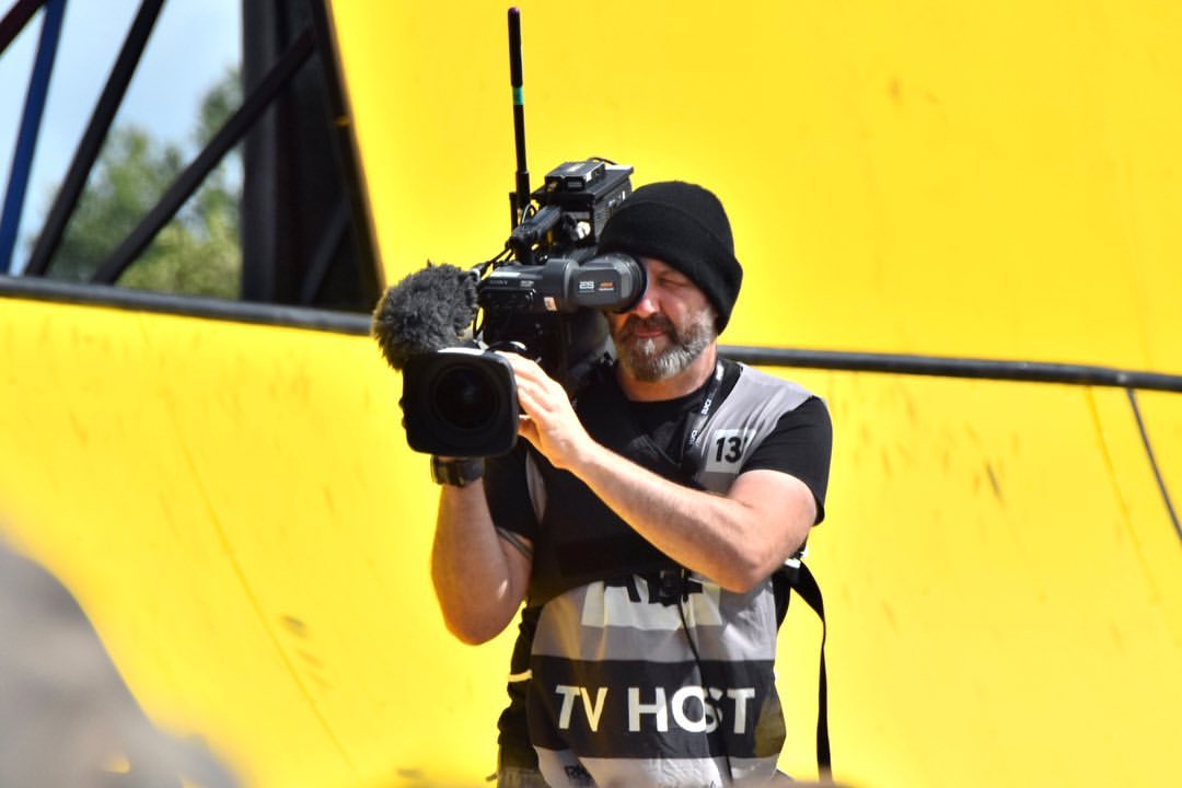 Vislink's tweet photo. In Glasgow, the #cycling #WorldChampionship is in full swing. Crews capture these moments for a worldwide audience. Vislink is there to zoom in on the action!
#BehindTheScenes #TVcrew #LiveTV #Vislink #AMPvisualTV
📸 @stevechalles https://t.co/mDOmvbTRkH